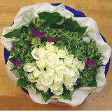 鲜花:19枝白玫瑰，黄莺，少量紫色勿忘我外围，绿叶垫底，内层白色棉纸，蓝色皱纹纸高档包装