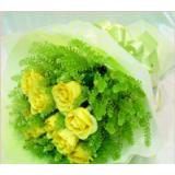 鲜花:10枝黄色玫瑰、适量配叶。淡绿色包装、绿色蝴蝶结。