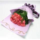 鲜花:紫色19枝（特殊花材，请提前订购），绿叶或幸福草、满天星点缀；紫色纱外围、手柔纸包装、玫红丝带，圆形花束。此花需预定，并限送各大城市