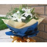 鲜花:11支蓝玫瑰，黄莺扇形，蓝色包装
