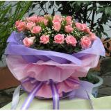 鲜花:粉红玫瑰33支，绿叶，满天星点缀，浅紫色和粉红色棉纸豪华包装