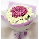 鲜花:33枝精品红玫瑰，2枝多头白香水百合，米兰，粉色纸包装，圆形花束