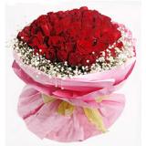 鲜花:红玫瑰99枝，满天星四周环绕，粉手揉纸，黄色宽纸带法国结