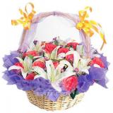 鲜花:666枝白玫瑰，紫色皱纹纸，白色纱网圆形包装