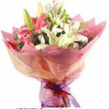 鲜花:白色香水百合6支，黄莺围绕，粉色网纱和皱纹纸包装，精美丝带花点缀