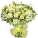 鲜花:19枝精品白玫瑰，外围绿叶，绿色卷边纸圆形包装，绿色丝带打结，此花需预定