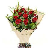 鲜花:11枝红玫瑰、绿叶、土黄色手揉纸单面包装