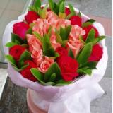 鲜花:粉玫瑰11枝，红玫瑰11枝，加绿叶。皱纹纸内衬，白色细纱