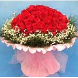 鲜花:粉玫瑰11枝，满天星点缀，绵纸包装成圆形花束。