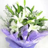 鲜花:白色香水百合4枝，情人草点缀，蓝色透明玻璃纸圆形包装，蓝色丝带花束扎