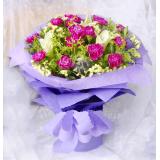 鲜花:99枝红玫瑰，黄英外围。 粉色皱纹纸圆形包装，紫色纱网蝴蝶结束扎。
