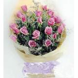 鲜花:粉玫瑰22枝,配勿忘我,点缀满天星,边衬散尾叶,粉色棉纹纸精美包装,同色丝带花打结
