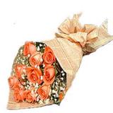 鲜花:白玫瑰19枝，白色羽毛外围，配叶点缀，内衬粉色皱纹纸，土黄色包装纸单面包装
