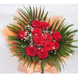 鲜花:红玫瑰11枝，绿叶点缀，公仔3个；绉纹纸包装，扇形花束