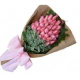 鲜花:33朵粉玫瑰，配绿叶，土黄色手揉纸单面包装。粉色宽丝带节。