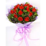 鲜花:采用22枝红色康乃馨单枝包装，绿叶外围，棉纸包装花篮