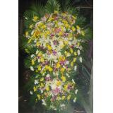 鲜花:黄，白菊丰满，白色，粉色香水百合间插，泰国兰，天堂鸟等高档花材，高度1.8米以上