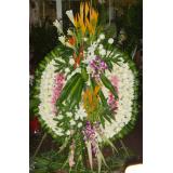 鲜花:大量白菊花，搭配粉色白合，白色玫瑰，泰国兰，天堂鸟等组成花圈一个，直径1.3-1.5米以上