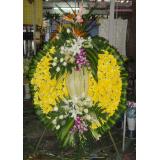 鲜花:大量黄菊花，搭配白百合，白玫瑰，泰国兰，天堂鸟等组成花圈一个，直径1.3-1.5米