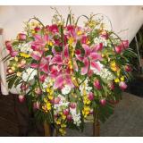 台花:黄菊，扶朗，小金白，玫瑰，百合，红掌等多种花材组合成1.7米左右多层花架