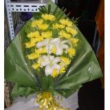 菊花:黄，白菊丰满，白色，粉色香水百合间插，泰国兰，天堂鸟等高档花材，高度1.8米以上