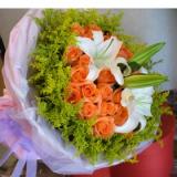 鲜花:粉康乃馨18枝，绿叶搭配，卷边纸双层包装，粉色蝴蝶结包扎。