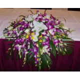 桌花:22支粉玫瑰，绿叶丰满，卷边纸圆形包装，绵纸丝带。