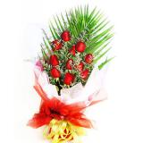 鲜花:红玫瑰99枝，满天星绿叶外围，纱网豪华包装，心形插花（此花需提前预定，并限送各大城市）