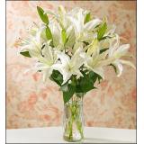 鲜花:精选上等白色多头香水百合6枝，玻璃花瓶。