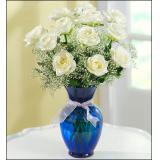 鲜花:白玫瑰12枝,绿叶间插，配上花瓶. 