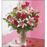 鲜花:9枝红玫瑰,9枝白玫瑰,配满天星及绿叶.