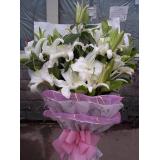 鲜花:12只白玫瑰，黄色小菊（或勿忘我），配草，紫色纱网包装，黄色或绿色丝带