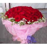鲜花:5枝香水百合，33枝红玫瑰，花茑，满天星，紫色卷边纸，黄色丝带包装