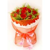 鲜花:红玫瑰19枝，黄莺适量，中档包装。卷纸+红色纱网