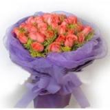 鲜花:粉色香水百合(多头)5枝,红玫瑰16枝,绿叶间插，巧妙布局后置于花瓶中. 