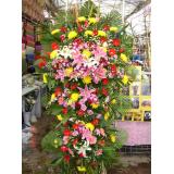 花篮:大量黄菊，扶郞，百合，康乃馨等间插，绿叶，花篮高1.8米