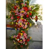 花篮:红色康乃馨18枝，绿叶适量，精包装花篮盛放