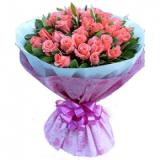 鲜花:22枝黄玫瑰点缀绿叶，粉色卷边纸圆形包装，绿色和红色丝带束扎。