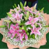 鲜花:11只粉玫瑰、2枝多头白百合，绿叶，满天星，手揉纸圆形包装