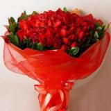 鲜花:99枝A级玫瑰、多头香水百合8枝，米兰间插，卷边纸高档包装