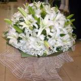 鲜花:白色多头香水百合22枝，米兰、满天星适量。草绿色邹纹纸，纱网圆形包装。