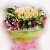 爱永不变:粉康乃馨18枝，绿叶搭配，卷边纸双层包装，粉色蝴蝶结包扎。
