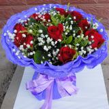 鲜花红玫瑰11支:红色玫瑰19枝,幸福草搭配，绿叶间插,淡紫色皱纹纸单面包装