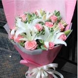 粉玫瑰:白色香水百合5枝（多头），米兰。 皱纹纸包装，宽丝带法式蝴蝶结束扎。