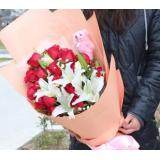 红玫瑰:33枝粉红色康乃馨，石竹梅或绿叶，纱网包装（此花需预定，并限送各大城市）