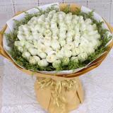 99支白玫瑰:多头粉百合6枝，巴西木叶垫底，纱网加卷边纸高档包装