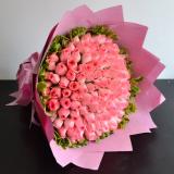 99朵粉玫瑰:19枝香摈玫瑰，卷边纸圆型包装。