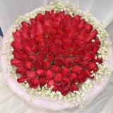 99红玫瑰:99朵红玫瑰，满天星围绕，内衬粉色卷边纸，外用白色网纱圆形包装，粉色蝴蝶结束扎