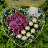 玫瑰礼盒:红玫瑰8枝，白玫瑰8枝，点缀适量黄莺，外围满天星，淡紫色包装纸圆形花束包装，外围网纱，粉色丝带束扎