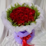 33朵红玫瑰:33朵红玫瑰，黄莺外围，内衬粉色卷边纸，外用白色软纱加紫色棉纸圆形包装，红色丝带束扎